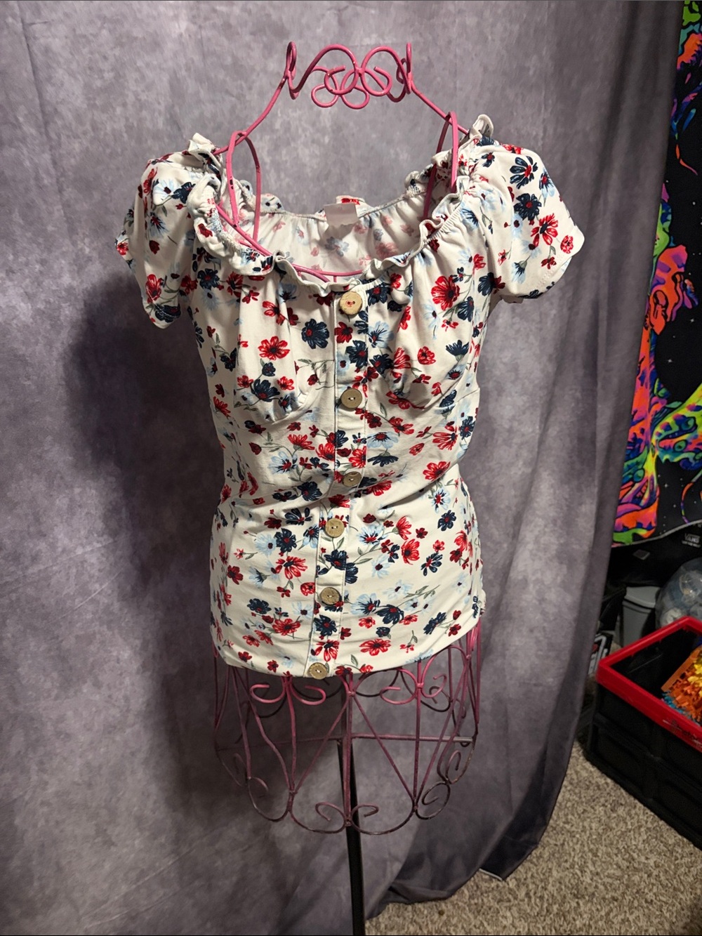 No Boundaries White Button-Front Puff Sleeve Floral Top with Red & Blue Flowers